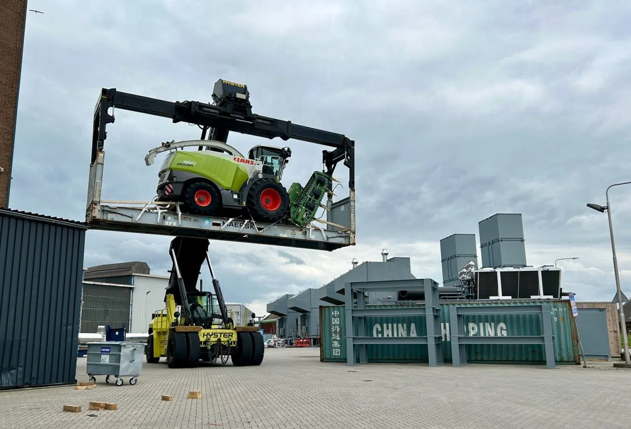 Reachstacker met zware lading bij Tiel Logistics